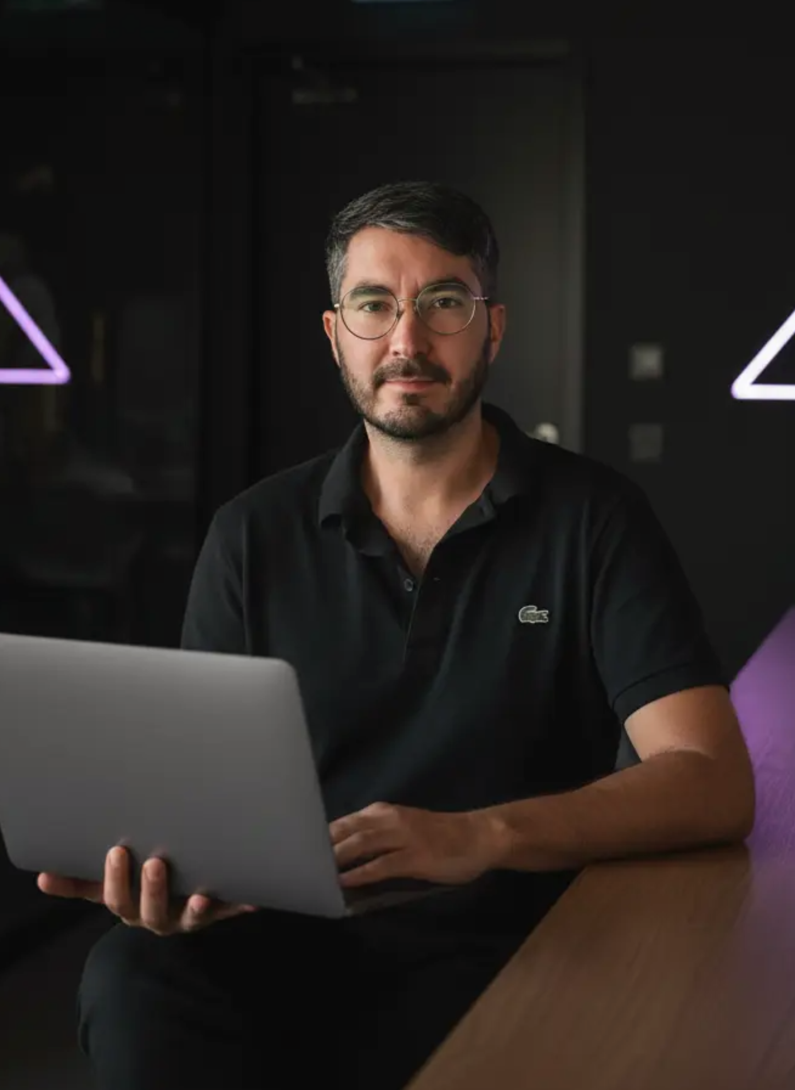 Cristian Benavides trabajando